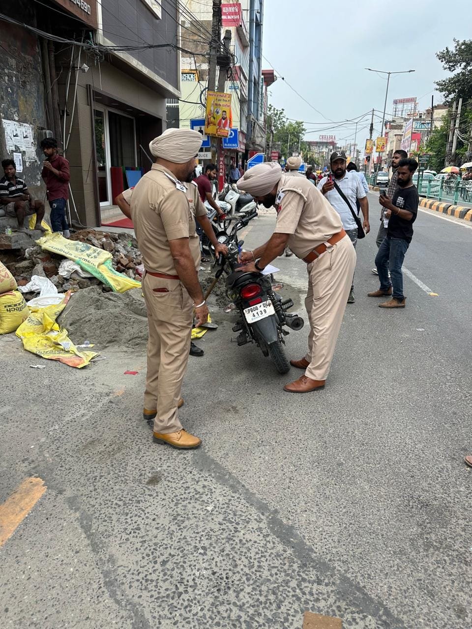 कमिश्नरेट पुलिस जालंधर ने यातायात नियमों के उल्लंघन पर की सख्त कार्रवाई, 13 एफआईआर दर्ज और 493 चालान जारी