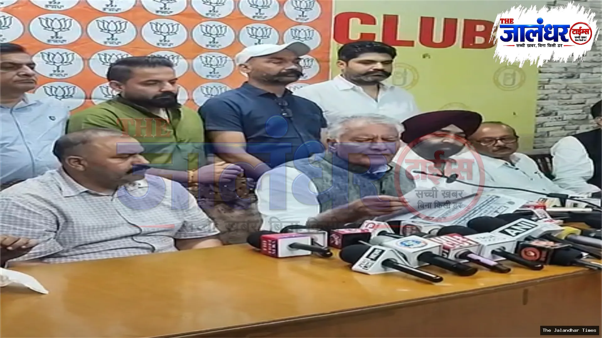Sunil Jakhar addresses a press conference and raises farmers' issues against the Punjab government