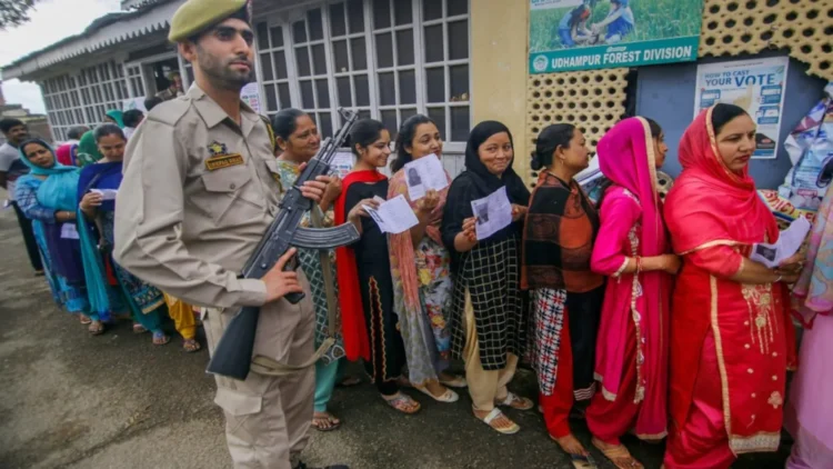 J&K Election : जम्मू-कश्मीर में मतदान को लेकर उत्साह, अब तक 32.21% हुई वोटिंग।