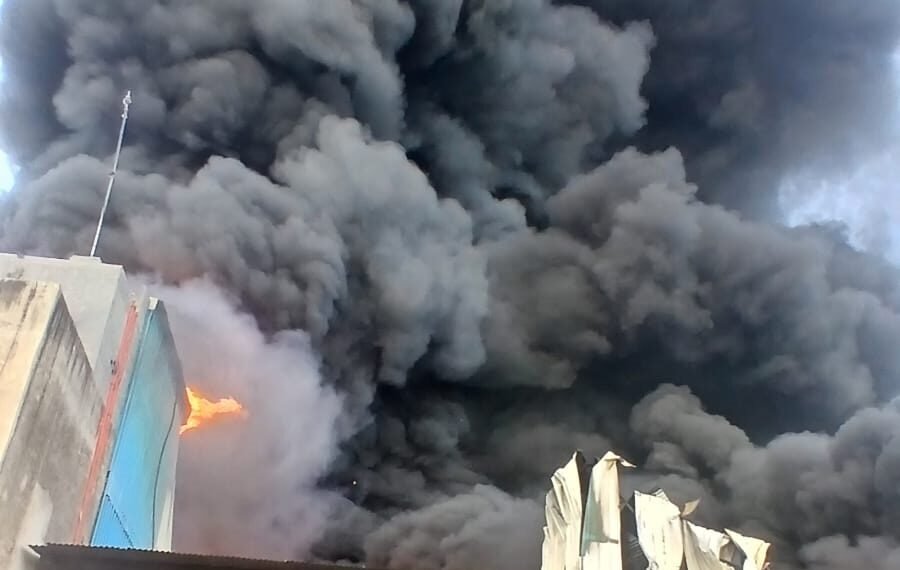 जालंधर रोड पर गद्दा फैक्ट्री में भीषण आग, इलाके में मची अफ़रा-तफ़री