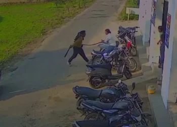 Jalandhar robbery brave woman fights two robbers daytime crime