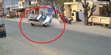 Jalandhar road accident taxi hit electric pole on Phillaur Nurmahal Road CCTV video