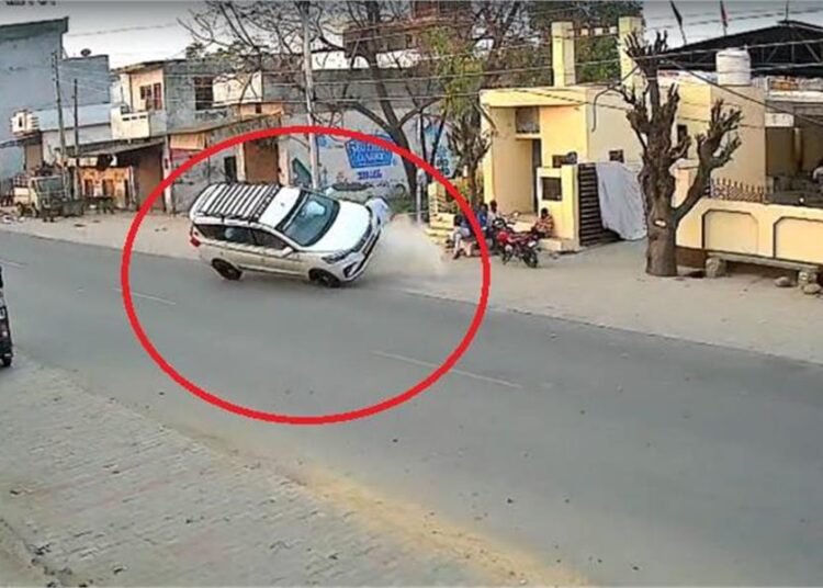Jalandhar road accident taxi hit electric pole on Phillaur Nurmahal Road CCTV video