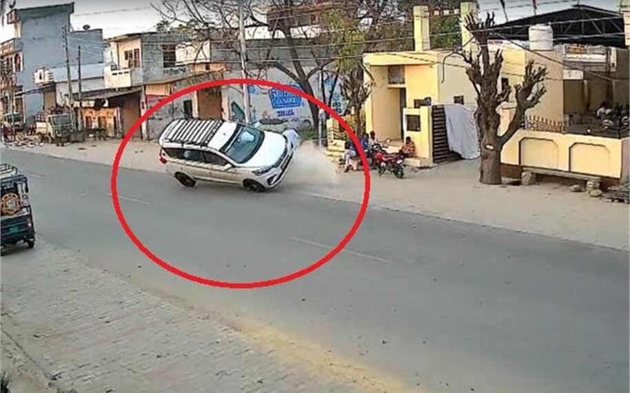 Jalandhar road accident taxi hit electric pole on Phillaur Nurmahal Road CCTV video