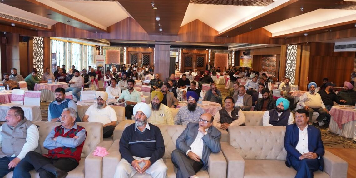 थिंक गैस जालंधर में ट्रांसपोर्टर्स को CNG अपनाने के लिए प्रेरित करते हुए