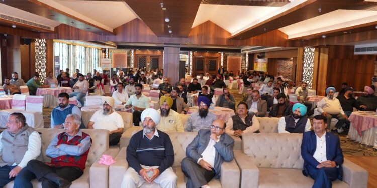 थिंक गैस जालंधर में ट्रांसपोर्टर्स को CNG अपनाने के लिए प्रेरित करते हुए