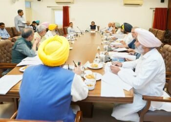 पंजाब के तीन मंत्री दिल्ली बैठक के लिए रवाना होते हुए