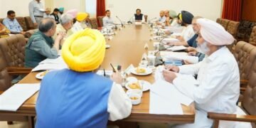 पंजाब के तीन मंत्री दिल्ली बैठक के लिए रवाना होते हुए