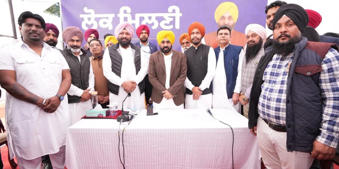 मुख्यमंत्री भगवंत सिंह मान ने जालंधर में ‘लोक मिलनी’ के दौरान सुनीं शिकायतें, मौके पर किया निपटारा