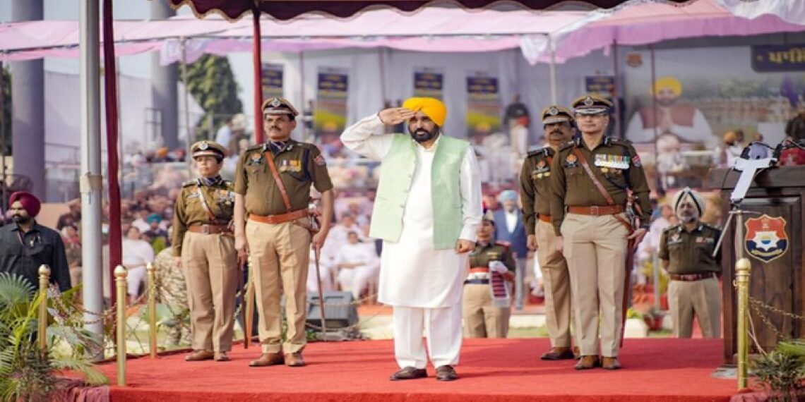 पंजाब CM भगवंत मान पुलिस भर्ती परेड में संबोधित करते हुए