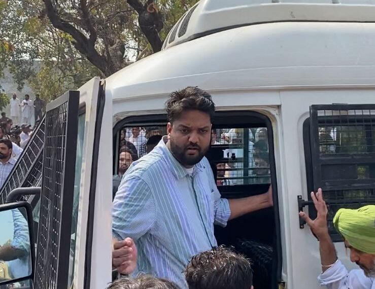 चंडीगढ़ में राजा वड़िंग के नेतृत्व में यूथ कांग्रेस का प्रदर्शन, जालंधर से युवा नेता अंगद दत्ता समेत कई नेता हिरासत में